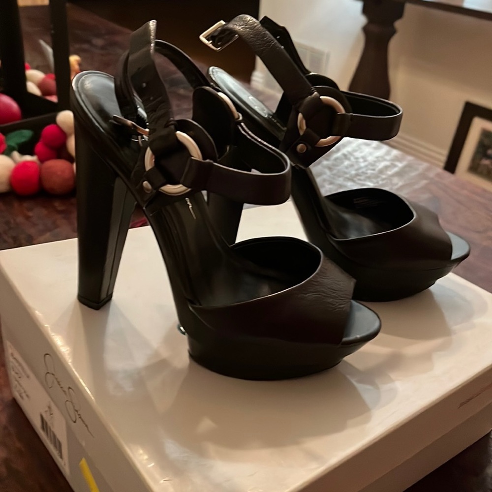 Black pumps